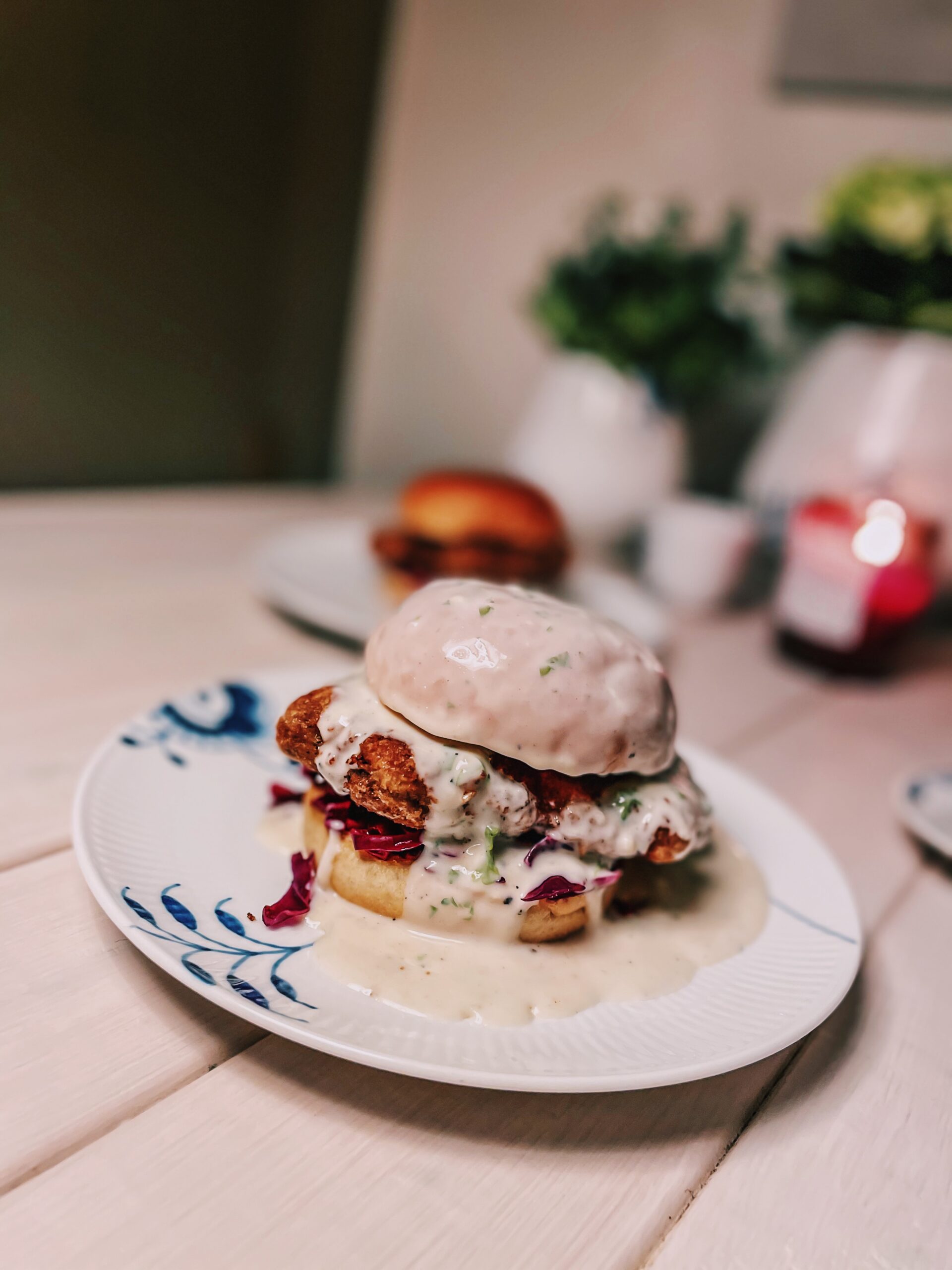 Mama Brown’s Burger med friteret gris og parmesan-persillesovs graphic