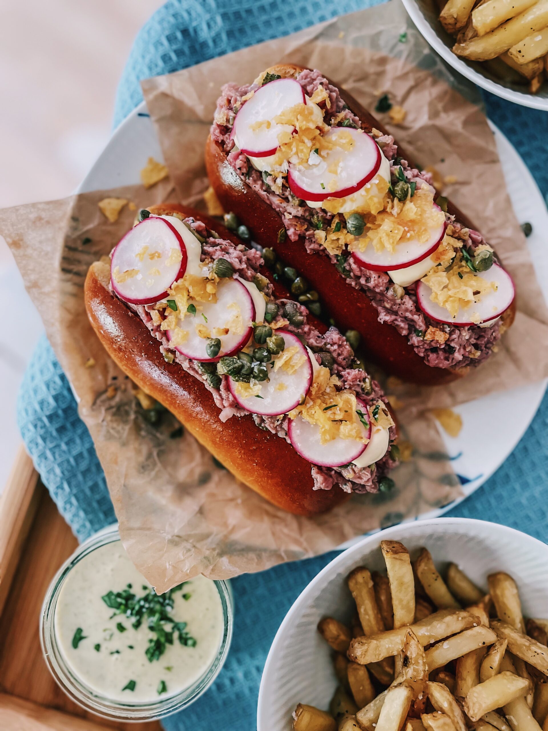 Mama Brown’s Tatar Hotdogs med aioli graphic