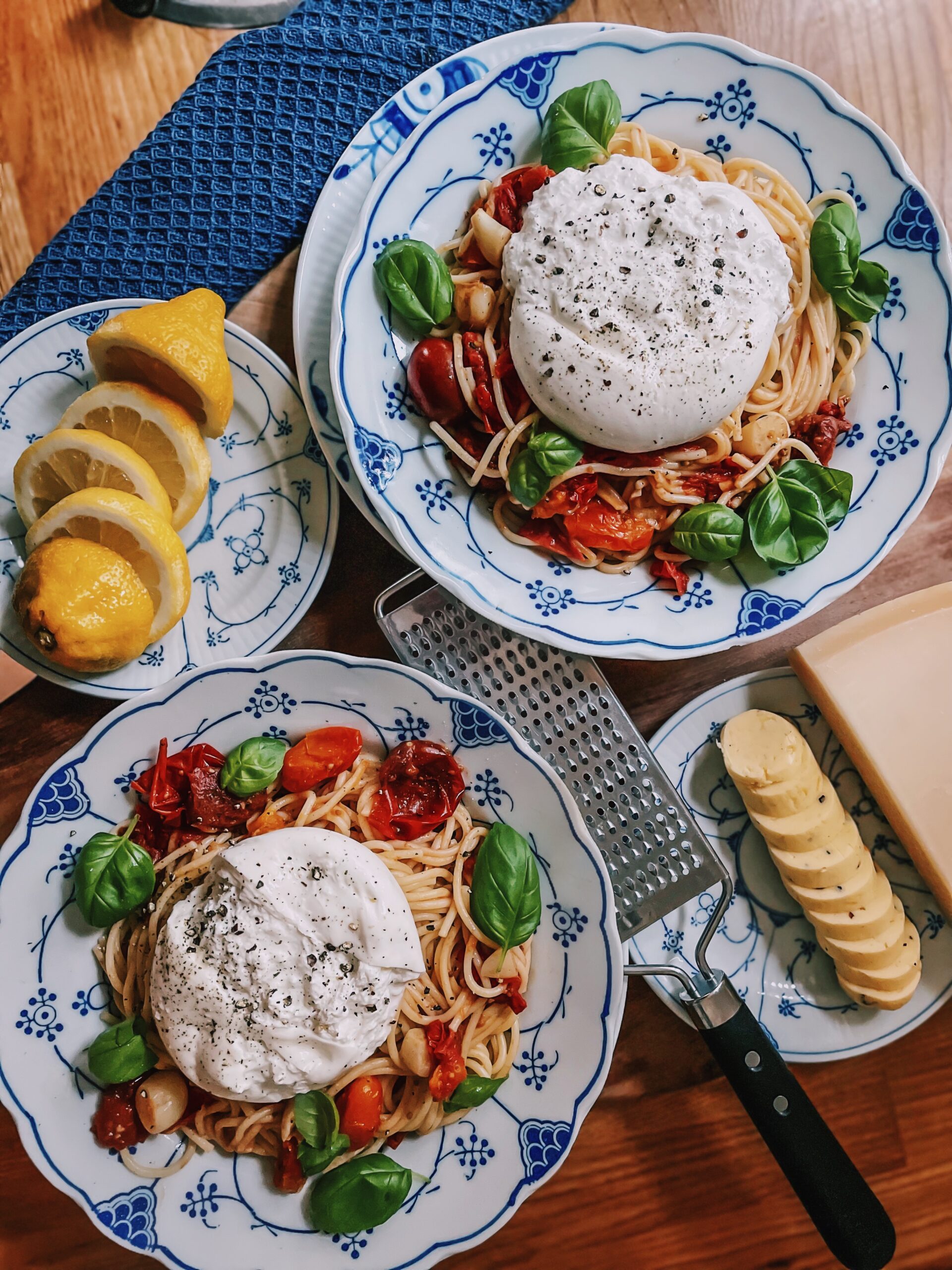 Mama Brown’s spaghetti med bagte tomater og burrata graphic