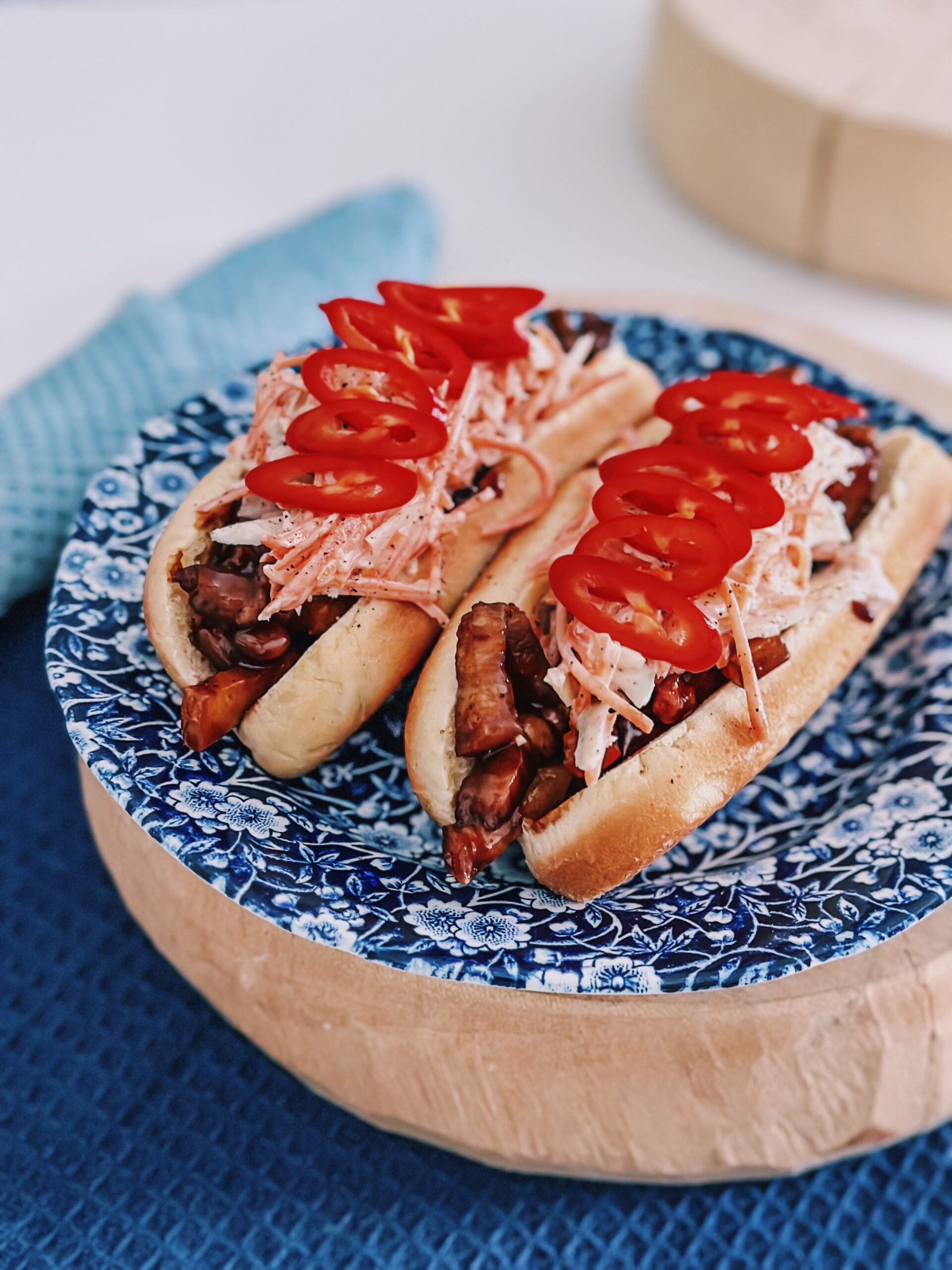 Mama Brown’s Hotdog med sticky pork, coleslaw og chili graphic