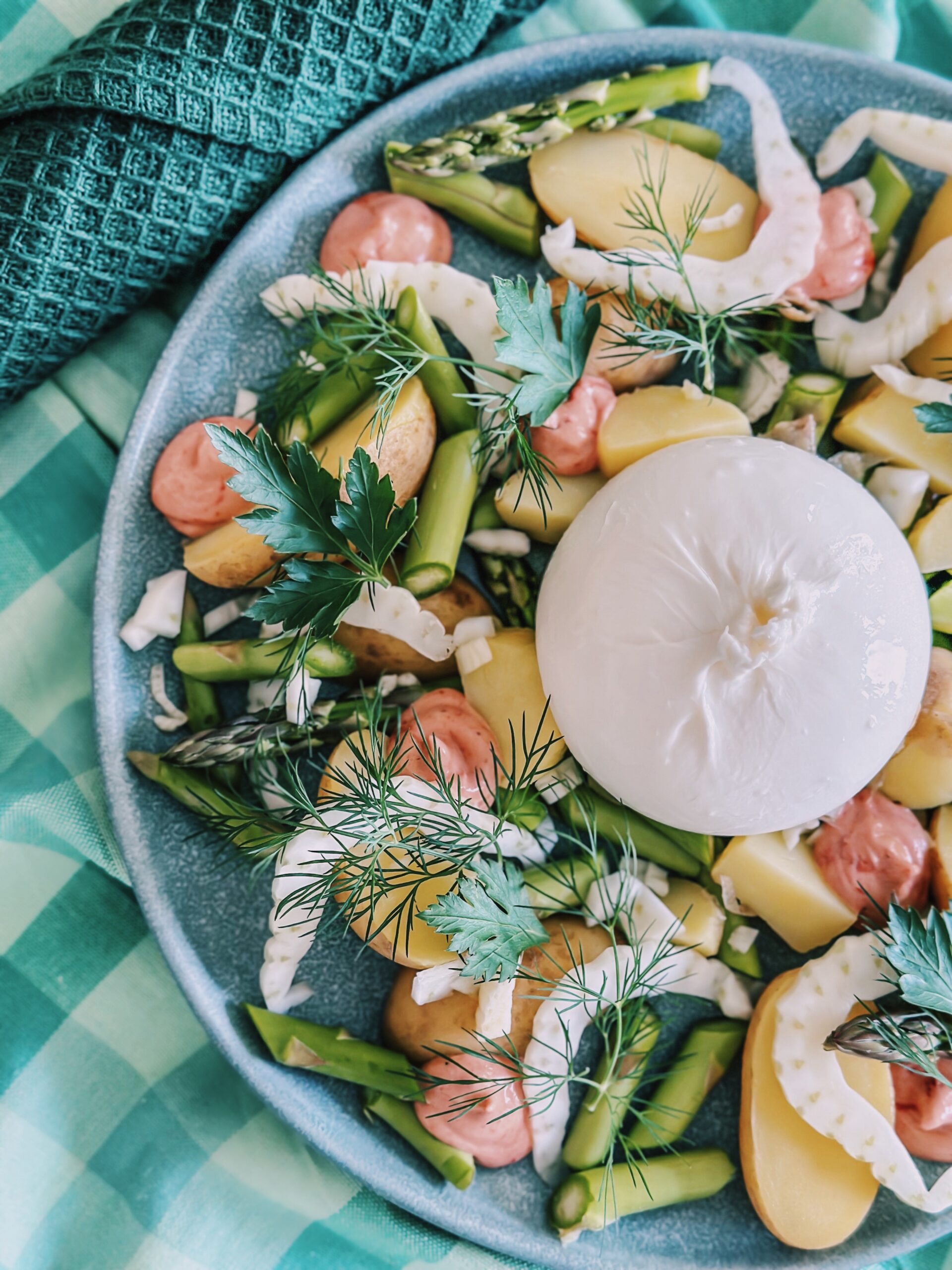 Mama Brown’s Sommersalat med grønne asparges, tomatmayo og burrata graphic