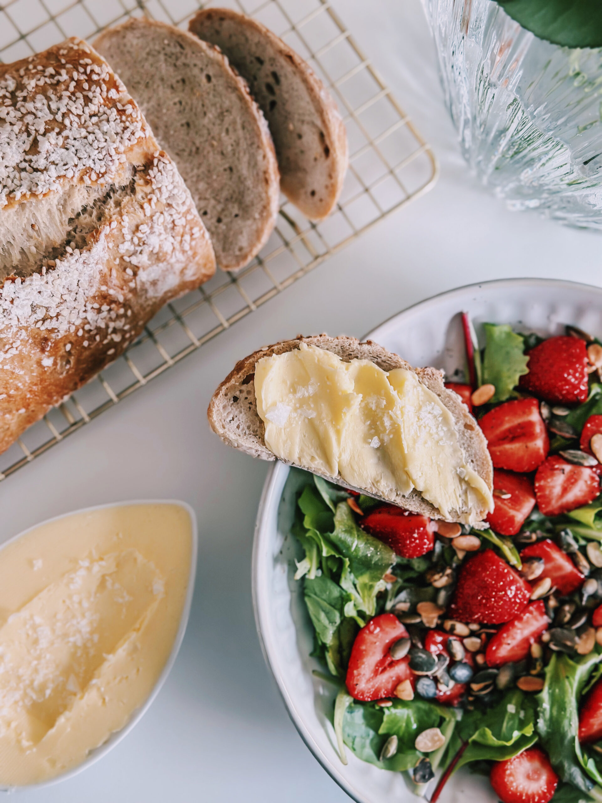 Mama Brown’s sommersalat med hjemmebagt flute og hjemmelavet smør graphic