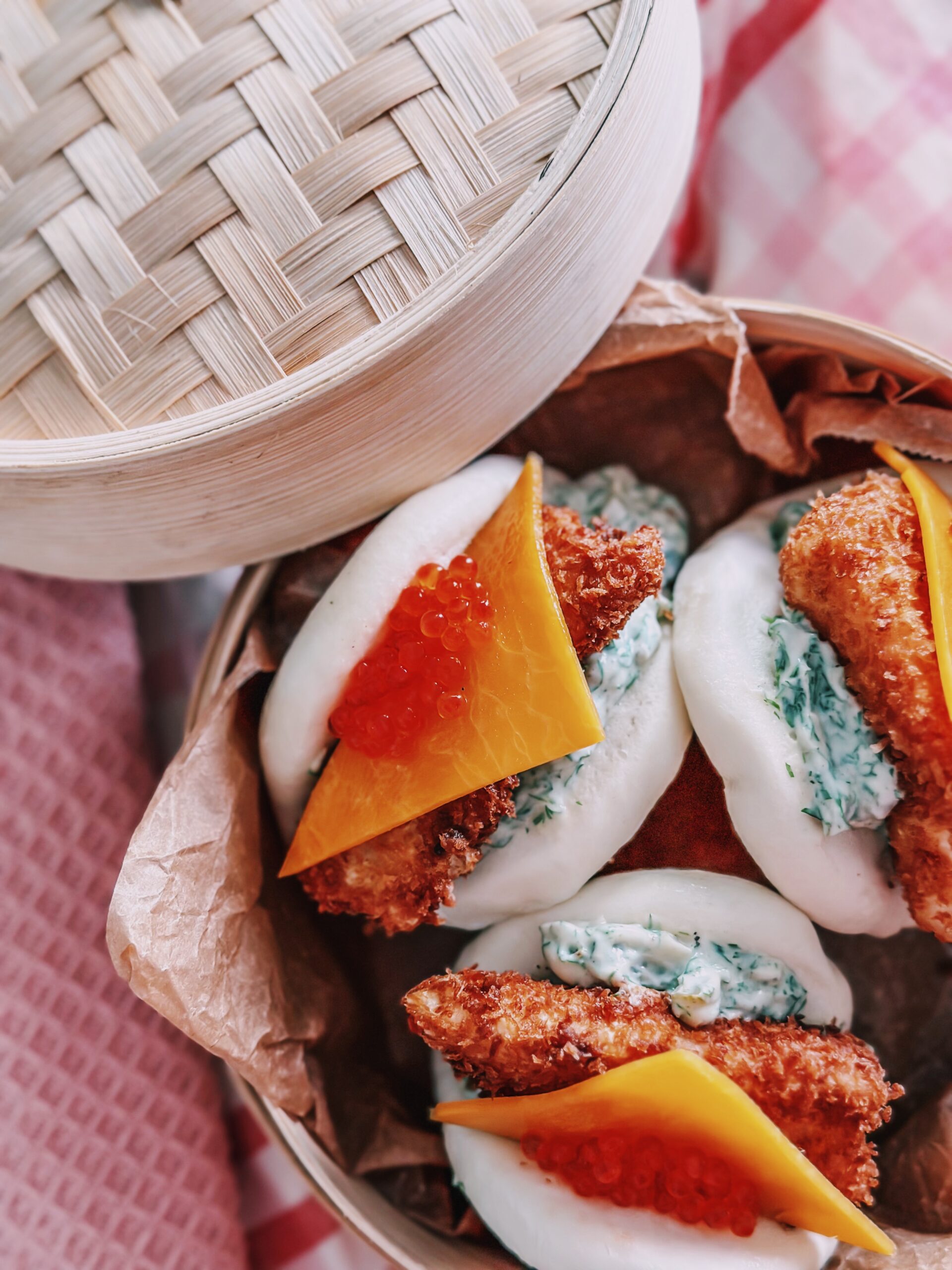 Mama Brown’s fish finger bao med urtemayonnaise, friteret torsk, cheddar og ørredrogn graphic