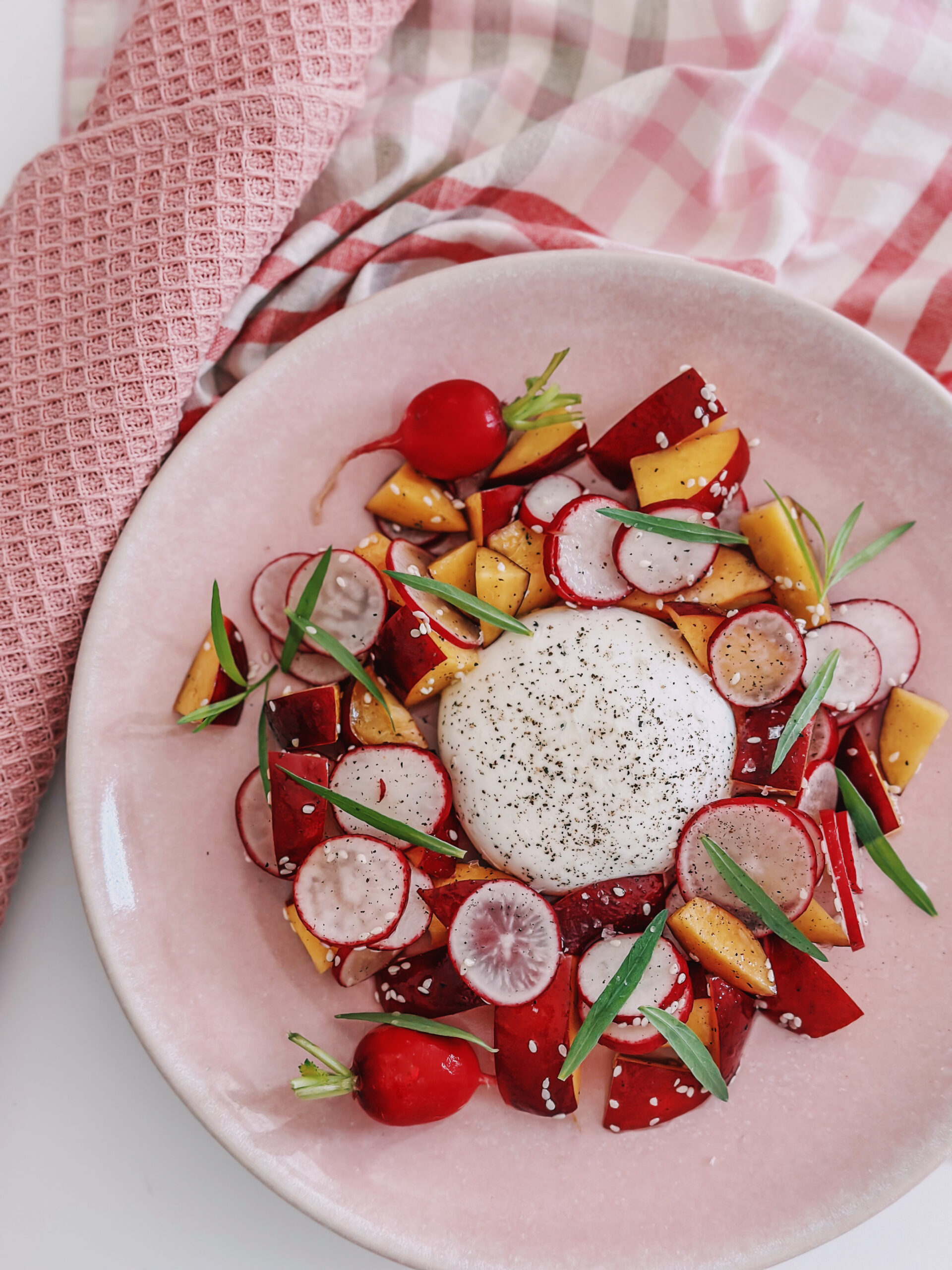 Mama Brown’s sommersalat med mozzarella, marinede ferskner og radiser med estragon graphic