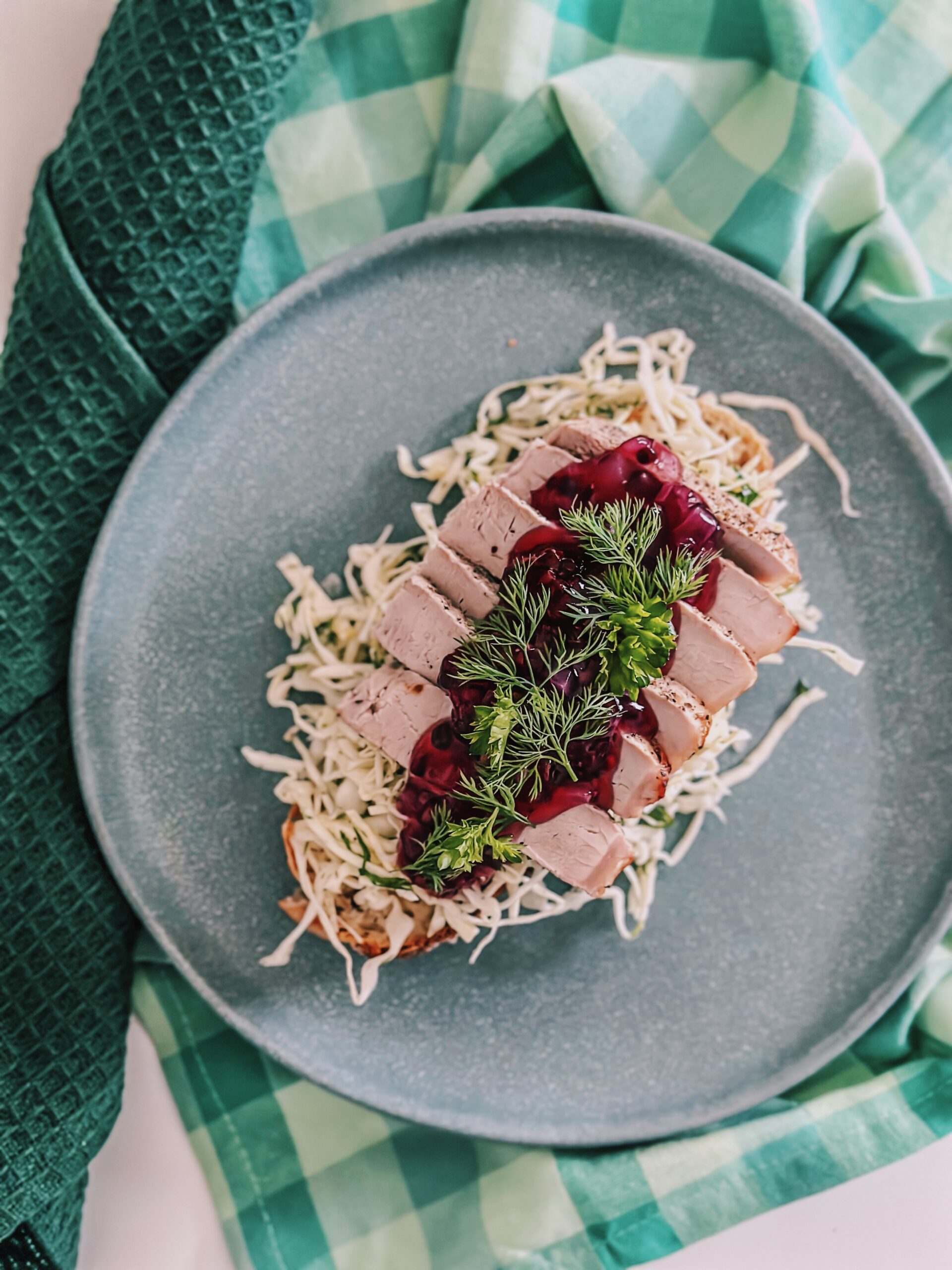 Mama Brown’s open-faced sandwich med gris, “slaw” og brombær chutney graphic