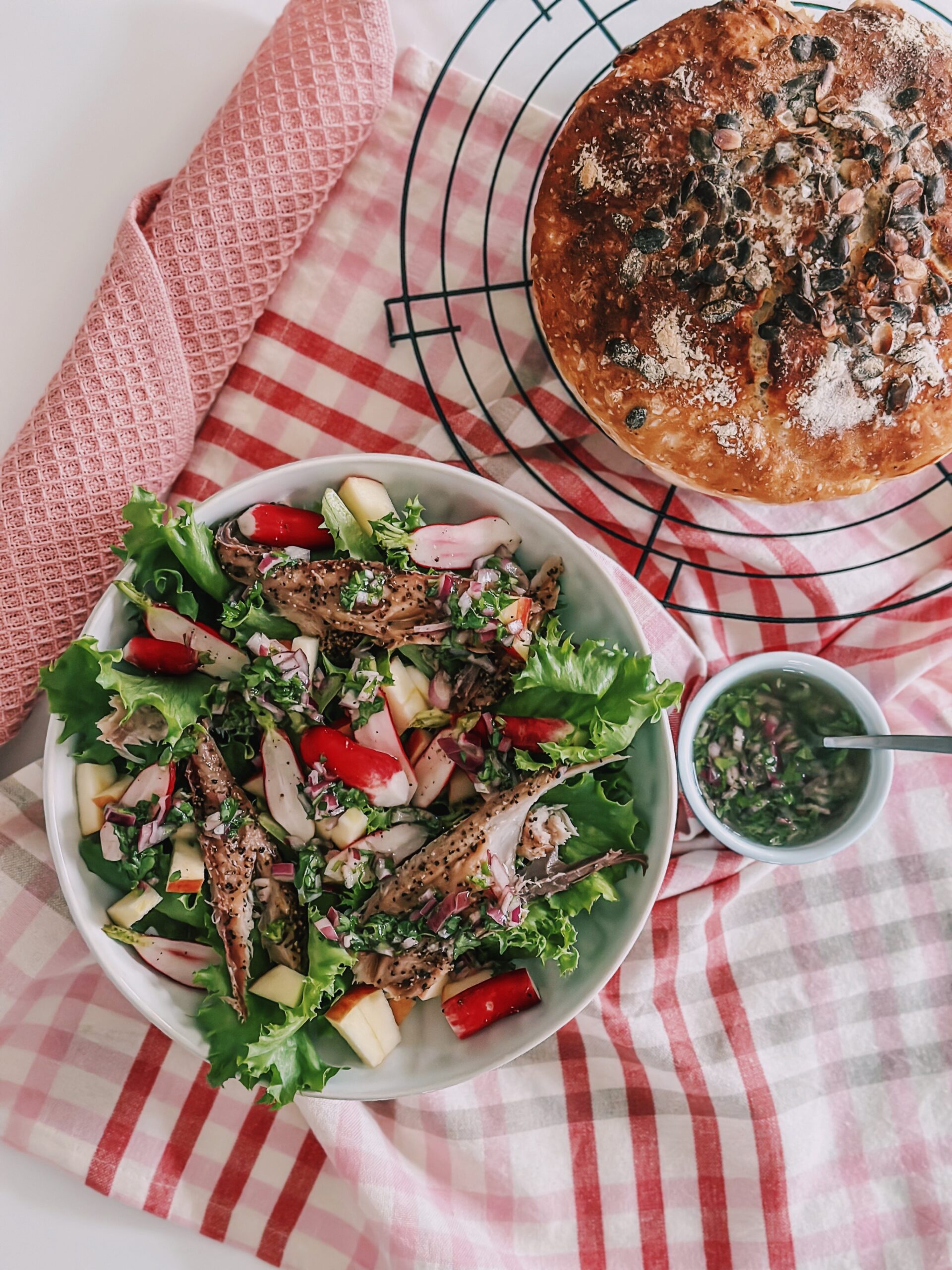 Mama Brown’s salat med røget makrel og persille vinaigrette graphic