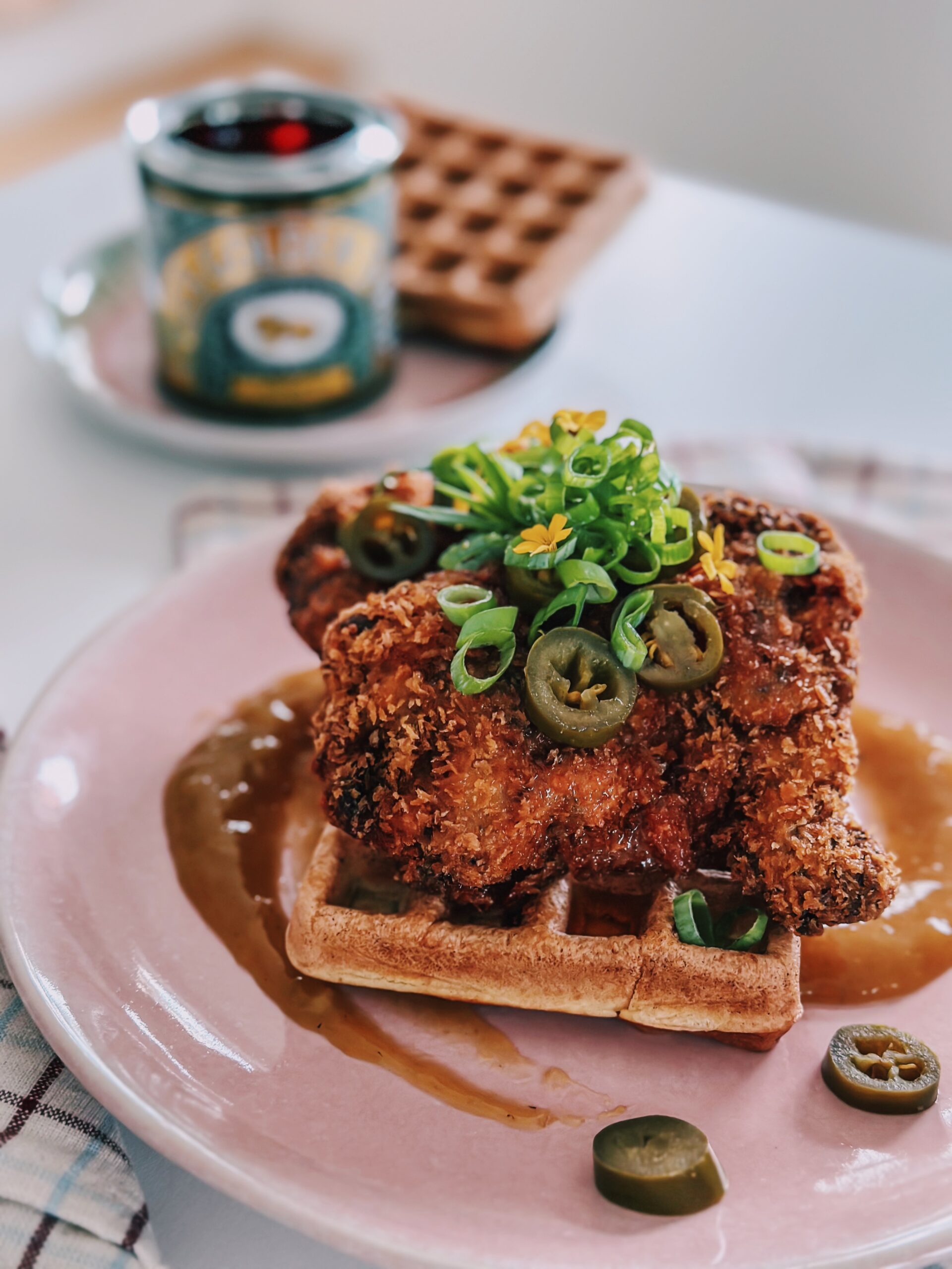 Mama Brown’s chicken and waffles med friteret kylling, vaffel og mangocoulis graphic