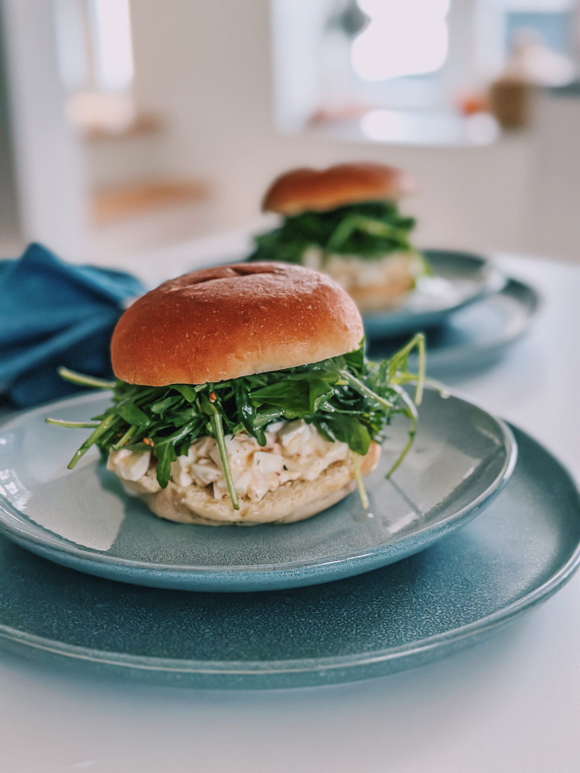 Mama Brown’s brioche sandwich med æggesalat og syrlig rucola graphic