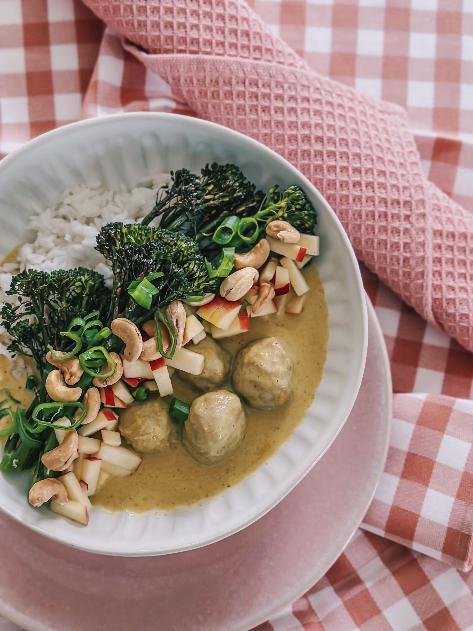Mama Brown’s boller i karry på kokosmælk, med bagte broccolini, cashewnødder og æble graphic