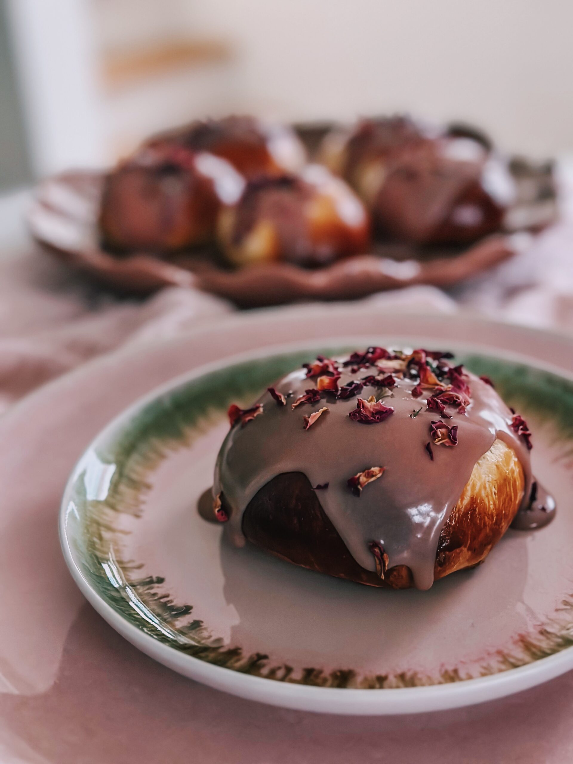 Mama Brown’s fastelavnsboller med vaniljecreme, amarena kirsebær og ruby chokolade graphic