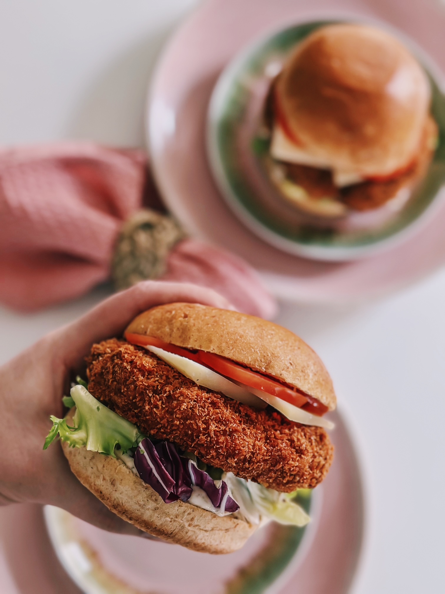 Mama Brown’s crispy chicken burger á la Cæsar graphic