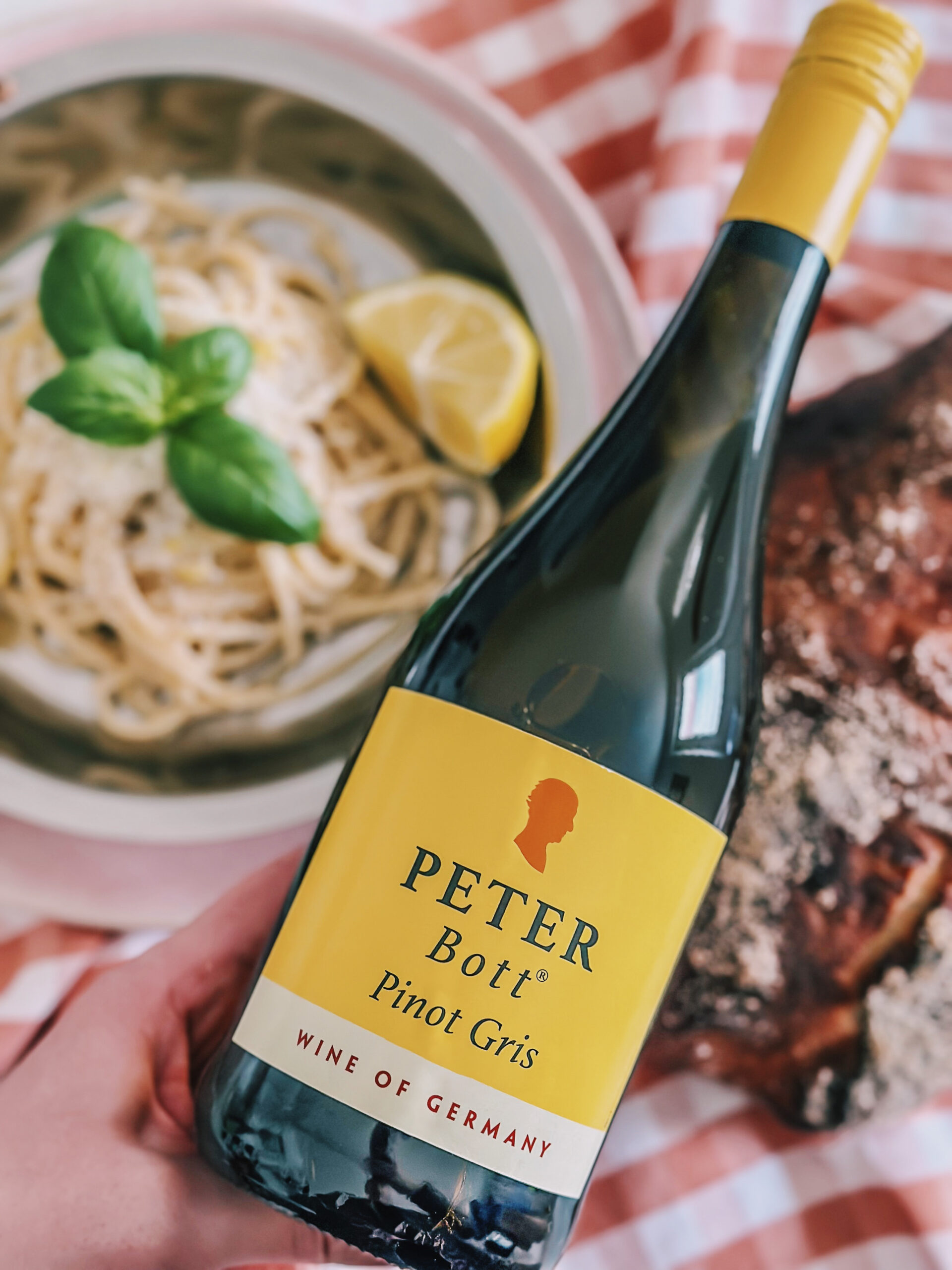 Mama Brown’s Citronpasta med basilikum og Pinot Gris fra Peter Bott graphic