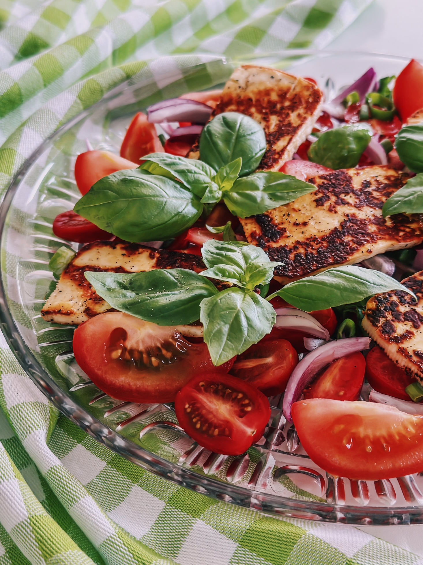 Mama Brown’s tomatsalat med basilikum og stegt halloumi graphic